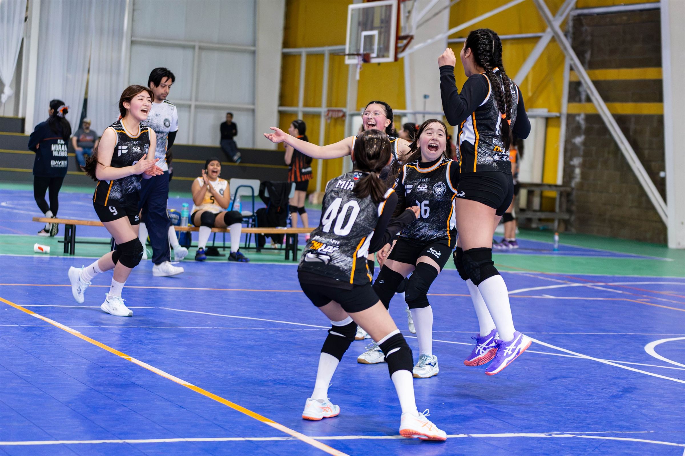 Jugadoras de Kimün Aukantün celebran un punto en la cancha