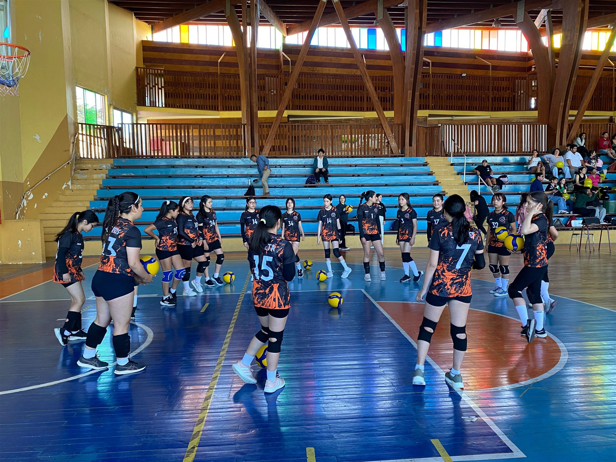 Entrenamiento en el gimnasio: jugadoras del club con balones en la cancha