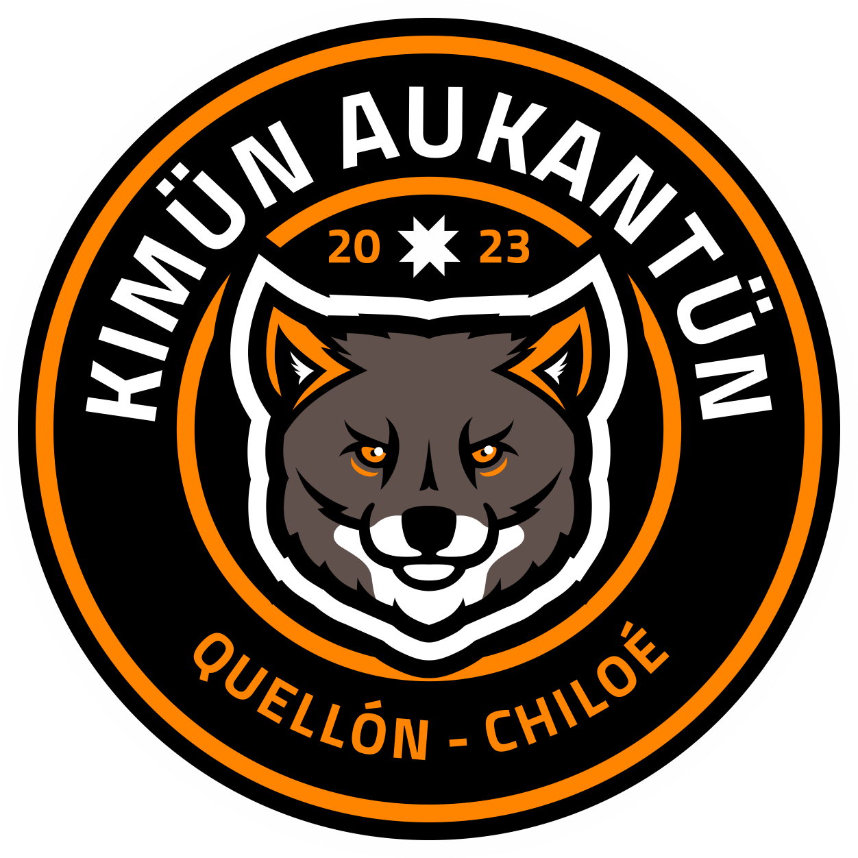 Escudo de Kimün Aukantün: zorro de Darwin dentro de un círculo naranjo y negro con el nombre del club, el año 2023 y la leyenda Quellón - Chiloé